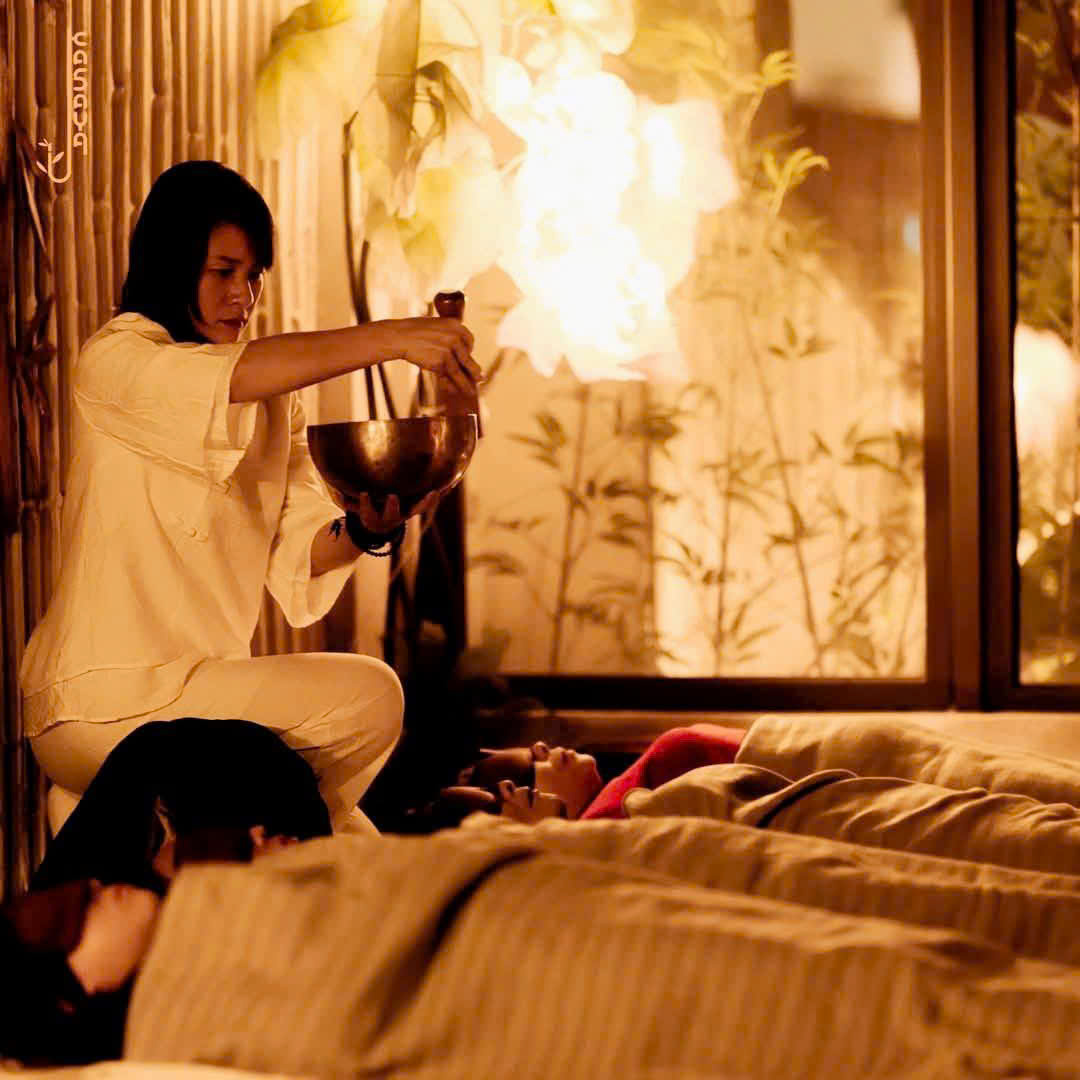 Tắm âm thanh với chuông ngân giúp thư giãn sâu và ngủ ngon